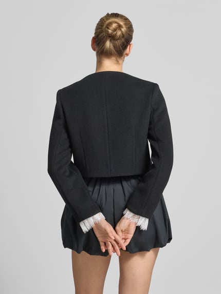 Frauenmodel trägt Jacke aus Woll-Mix mit Kaschmir-Anteil von Self-Portrait, Schwarz, Ziersteinbesatz, taillierte Passform, Ganzkörperansicht Rückansicht.