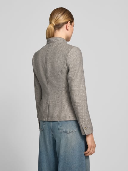 Vrouwenmodel draagt Blazer met Woll-Anteil van White Label in grijze Materiaalmix met opgestikte zakken, getailleerd, opstaande kraag, ruglengte maat 36 59 cm, borstwijdte 46 cm, mouwlengte 64 cm, Ganzkörperansicht Rückansicht.