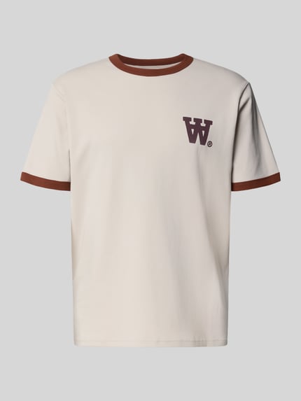 Produktfoto, T-Shirt mit geripptem Rundhalsausschnitt Modell 'Parker' von Wood Wood, Herren T-Shirt aus reiner Baumwolle, lockerer Schnitt, Label-Print, Rückenlänge 68 cm in Größe M, beige mit braunen Bündchen