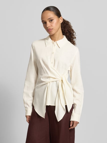 Vrouwenmodel draagt blouse uit mix van linnen en viscose met knoopdetail van GUIDO MARIA KRETSCHMER WOMAN, getailleerd model, overhemdkraag, knoopsluiting, model 'MATHILDA', ruglengte bij maat 36: 58 cm, mouwlengte bij maat 36: 64 cm, kleur gebroken wit, gladde textuur, vooraanzicht bovenlichaam