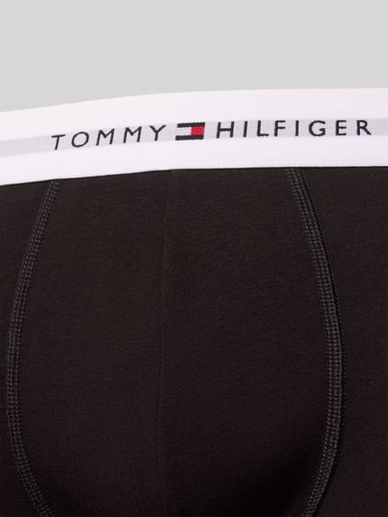 Männermodel trägt Trunks aus Baumwoll-Mix im 3er-Pack von Tommy Hilfiger, unifarben, Skinny Fit, Label, elastischer Bund, Nahaufnahme Oberkörper.