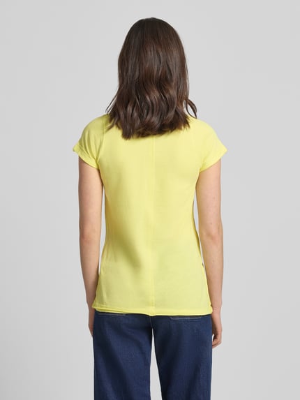 Frauenmodel trägt Damen T-Shirt mit V-Ausschnitt und Brusttasche Modell 'GS23' von G.I.G.A. DX aus Reine Baumwolle in Gelb, Regular-Fit, Rückenlänge bei Größe 36: 64 cm, Ganzkörperansicht Rückansicht.