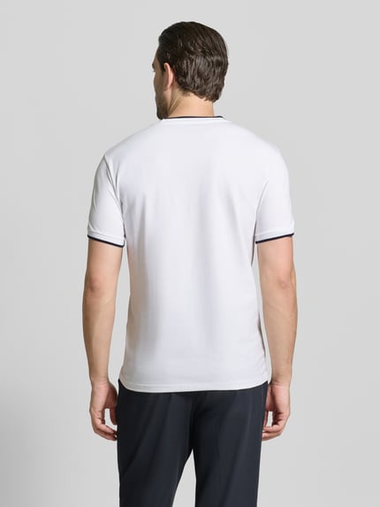 Männermodel trägt T-Shirt mit Rundhalsausschnitt und Kontraststreifen von Manuel Ritz, Weiß mit dunklen Akzenten, Rückansicht, Slim Fit, Baumwoll-Elasthan-Mix, Rückenlänge 69 cm bei Größe M, Ganzkörperansicht Rückansicht.