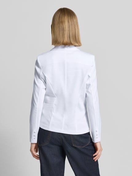 Männermodel trägt biały Blazer mit Viskose-Anteil Modell 'Nanni' von FREE/QUENT, krój slim fit, z dwiema guzikami, tekstura gładka, Ganzkörperansicht Rückansicht.