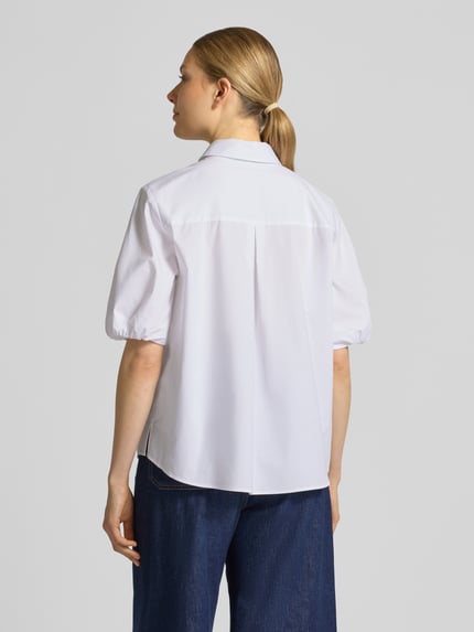 Frauenmodel trägt Regular Fit mit Puffärmeln von More & More, weiße Damen Bluse aus Baumwoll-Mix mit Stretch-Anteil, Ganzkörperansicht Rückansicht.