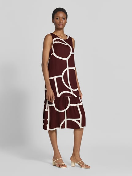 Modelka nosi Ausgestelltes Freizeitkleid aus reiner Viskose Modell 'Wicy atelier' von OPUS, sukienki casualowe, bordowe z kremowymi geometrycznymi wzorami, gładka struktura materiału, Ganzkörperansicht von vorne, kontekst: damska sukienka casualowa od OPUS.