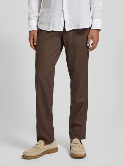 Mannenmodel draagt Straight Fit Leinenhose met elastische tailleband Modell 'Barton' van Matinique, linnenmix met katoen, bruin, geheel in beeld vooraanzicht.