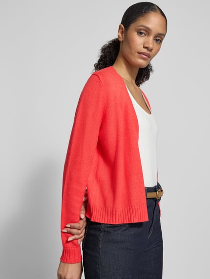 Vrouwenmodel draagt Regular Fit Cardigan uit viscosemix Model 'Viril' van Vila, tricotlook, elastische boorden, zijaanzicht, detailopname.