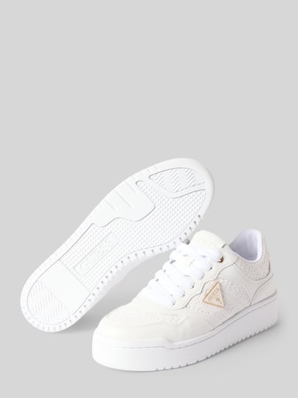 Productfoto, Sneaker met label-patch en -prägung model 'MIRAM6' van Guess, wit met structuurpatroon, ronde neus, plateauzool 3 cm, damessneaker