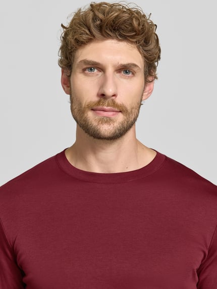 Männermodel trägt Regular Fit Longsleeve aus reiner Baumwolle Modell 'Pima' von RAGMAN in Bordeaux, glatte Textur, Nahaufnahme Oberkörper. Rückenlänge bei Größe M: 69 cm, Rundhalsausschnitt.
