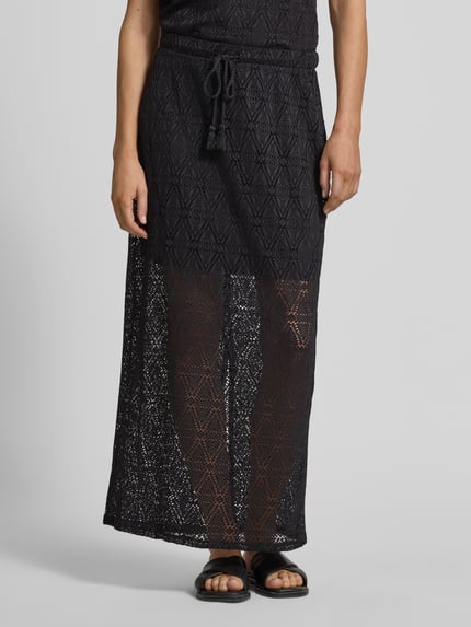 Frauenmodel trägt Leicht ausgestellter Midi-Rock aus Spitze mit elastischem Bund Modell 'MAYA' von Vero Moda, unifarben, mit transparentem Spitzenrock, Midi-Länge, elastischer Bund und Gehschlitz, Ganzkörperansicht von vorne.