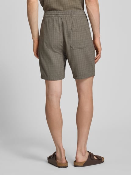 Männermodel trägt Regular Fit Shorts aus Viskose-Leinen-Mix Modell 'TEL LATHAM' von Only & Sons, unifarben, Struktur, Ganzkörperansicht Rückansicht