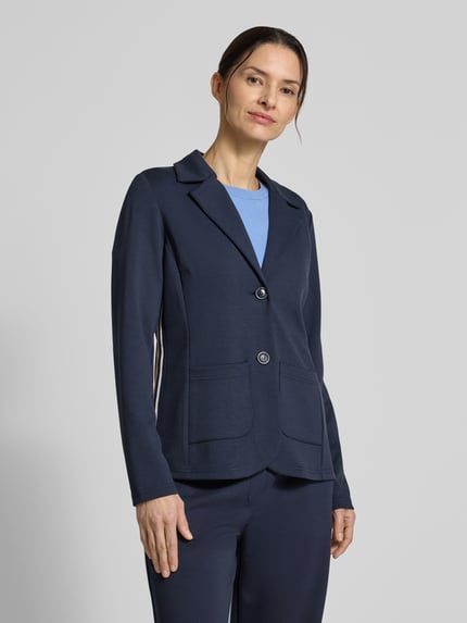 Frauenmodel trägt Slim Fit Blazer aus Viskose-Mix mit Reverskragen von Betty Barclay, Dunkelblau, Knopfverschluss, aufgesetzte Taschen, Ganzkörperansicht von vorne.