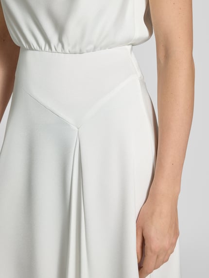 Frauenmodel trägt Brautkleid mit Wasserfall-Ausschnitt von SWING, taillierter Schnitt, Midikleid, fließender Stoff, Detailaufnahme.
