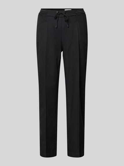 Produktfoto, schwarze Regular Fit Hose mit Tunnelzug Modell 'Sue' von TONI, Baumwoll-Mix, verkürztes Bein, Stretch-Anteil, neutraler Hintergrund.