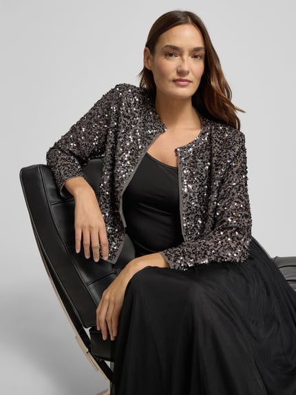 Vrouwenmodel draagt Blazer met Pailletten en Rondhalsmodel 'EXPLORE' van comma, regular fit, chiffon, zwarte tinten, Nahaufnahme Oberkörper.