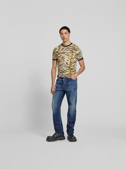 Męski model nosi Straight Fit Jeans im Used-Look od Dsquared2, niebieski odcień, tekstura spranego denimu, krój straight fit, 5 kieszeni, bawełna z domieszką elastyczną, szerokość w rozmiarze 50: 44 cm, długość wewnętrzna nogawki: 80 cm, widok całej sylwetki od przodu.