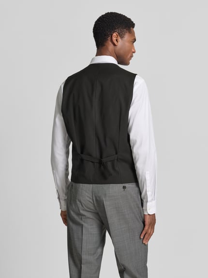 Männermodel trägt Weste mit V-Ausschnitt und Leistentaschen von HECHTER PARIS im Material-Mix mit Schurwolle-Anteil, Regular-Fit, Rückenlänge 65 cm, Ganzkörperansicht Rückansicht.