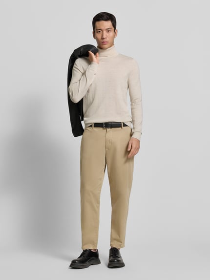 Männermodel trägt Stoffhose mit Gesäßtaschen von Casual Friday aus Baumwoll-Elasthan-Mix, beige, gerader Schnitt, Ganzkörperansicht von vorne.