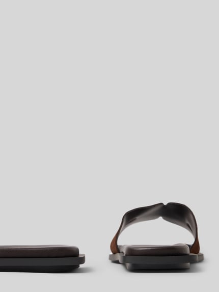 Produktfoto, Pantoletten aus echtem Rindsleder von Steve Madden in Optik: Unifarben mit quadratischer Schuhspitze, Gerade, flacher Blockabsatz, Label-Print, leicht strukturierte Sohle, Material: Rindsleder.