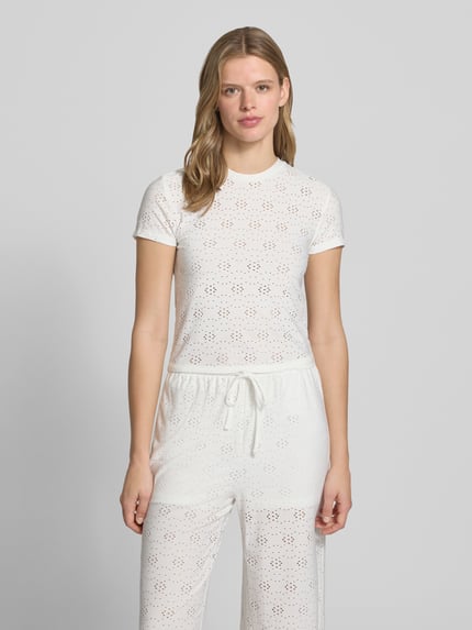 Frauenmodel trägt Relaxed Fit T-Shirt mit Ausbrenner-Effekt Modell 'SMILLA' von Only, Damen T-Shirt, Weißton, Rundhals, Kurzarm, Ganzkörperansicht von vorne.