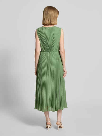 Frauenmodel trägt Regular Fit Kleid mit Plissee von s.Oliver BLACK LABEL, Optik: Unifarben, Midi-Länge, Nahtreißverschluss, Bindeband, Rundhals-Ausschnitt, Ärmelform: Ohne Ärmel, Materialverarbeitung: Plissee. Ganzkörperansicht Rückansicht.