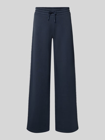 Produktfoto, Wide Fit Sweatpants aus Baumwoll-Mix von REVIEW in Dunkelblau mit elastischem Bund, Bordüre und Label-Stitching, schlichte Textur