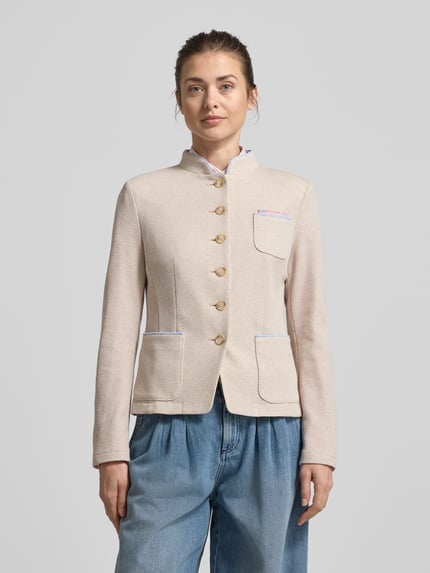 Frauenmodel trägt Slim Fit Blazer mit Stehkragen und aufgesetzten Taschen von WHITE LABEL, beige Töne, strukturierte Textur, Material-Mix mit Viskose-Anteil, Knopfleiste, Größenangaben laut Kontext, Ganzkörperansicht von vorne.