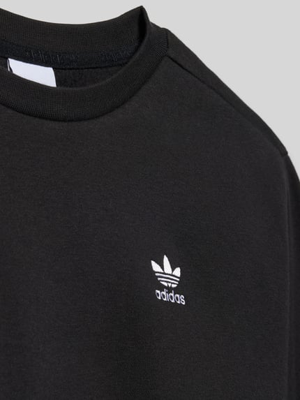 Produktfoto, Sweatshirt mit Rundhalsausschnitt und Logo-Stitching von adidas Originals aus schwarzem Baumwoll-Mix, Boxy-Fit, glatte Struktur.