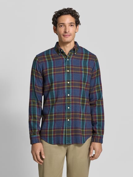 Männermodel trägt Custom Fit Freizeithemd aus reiner Baumwolle von Polo Ralph Lauren, kariert in Blau, Grün und Gelb, Ganzkörperansicht von vorne. Herren Freizeithemd von Polo Ralph Lauren