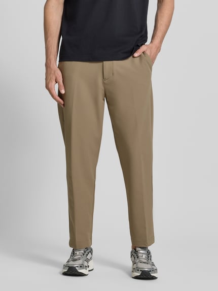 Männermodel trägt Tapered Fit Anzughose aus bügelleichtem Material Modell 'T_CONVERT' von BOSS Green, Unifarben, Regular-Fit, Cropped, Bügelfalten, Tunnelzug, seitliche Eingrifftaschen, Vier-Wege-Stretch, Schnelltrocknend, integriertes Kartenetui; Ganzkörperansicht von vorne.