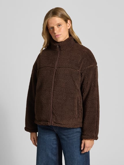 Frauenmodel trägt Teddyjacke mit Stehkragen von REVIEW in Braun, Teddyfell-Struktur, Reißverschluss, Regular Fit, Ganzkörperansicht von vorne.