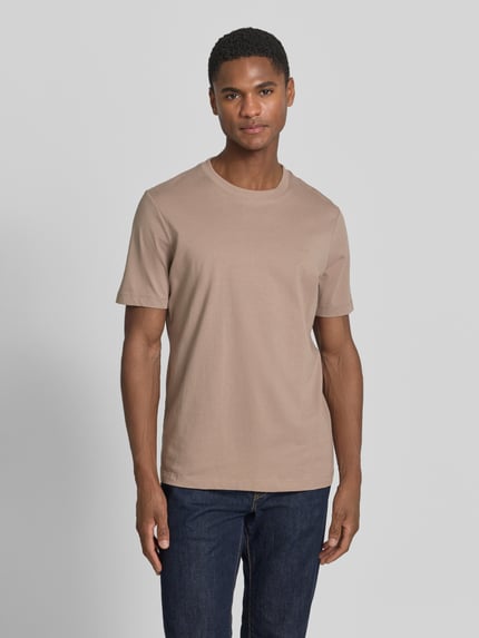 Männermodel trägt Regular Fit T-Shirt aus reiner Baumwolle von s.Oliver RED LABEL in Optik: Unifarben, Jersey, Ganzkörperansicht von vorne.