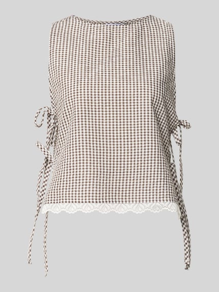 Produktfoto, Blusentop mit seitlicher Schnürung Modell 'ELIZA' von Noisy May im braun-weißen Karomuster, Material-Mix mit Baumwoll-Anteil, Regular-Fit, Rundhalsausschnitt, Rückenlänge 50 cm bei Größe S, mit weißer Spitzenkante.