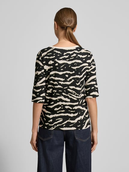 Vrouwenmodel draagt T-Shirt met 3/4-Arm van Marc Cain in zwart-beige, getailleerd, ronde hals, katoen-elastaan, ruglengte 54 cm, volledige achterkant.