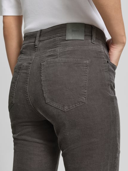 Vrouwenmodel draagt schmale broek van katoenmix model 'mary' van Brax in grijs met ribstructuur, detailopname Dames Schmale Hose von Brax