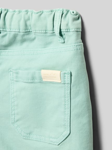 Productfoto, Jeansshorts im 5-Pocket-Design mit Fransensaum van Mayoral in lichtgroene kleur, katoenmix met stretch, straight fit, detailopname.