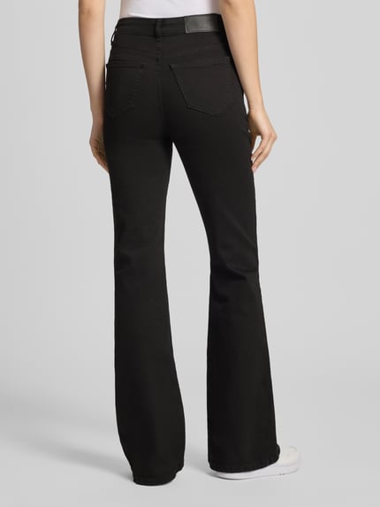 Frauenmodel trägt Flared Jeans mit 5-Pocket-Design Modell 'WENDIE' von Noisy May in Schwarz, Baumwoll-Elasthan-Mix, Ganzkörperansicht Rückansicht