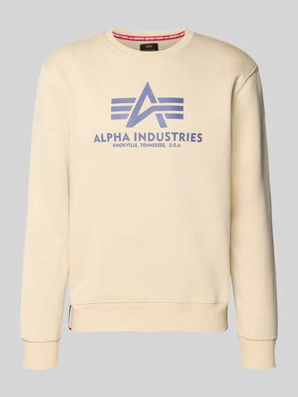 Produktfoto, Sweatshirt mit Label-Print von Alpha Industries, beżowy kolor, bawełniany miks, luźny krój, prążkowane wykończenia, nadruk Logo.