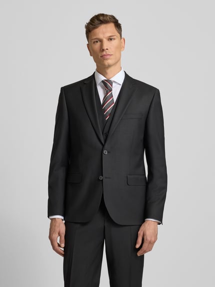 Männermodel trägt Regular Fit 2-Knopf-Sakko mit Pattentaschen van bugatti, materiaal-mix met scheerwol, zwart, reverskraag, Ganzkörperansicht von vorne.