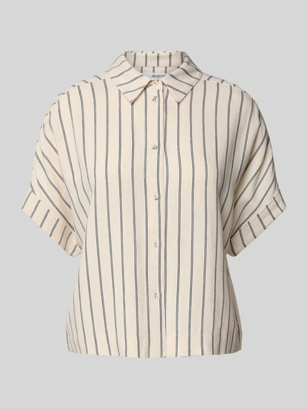 Produktfoto, Cropped Bluse aus Viskose-Leinen-Mix Modell 'VIVA' von Selected Femme, cremefarben mit blauen Streifen, Regular Fit, Kentkragen, kurze Ärmel mit Aufschlag, strukturierte Oberfläche, Damenmode