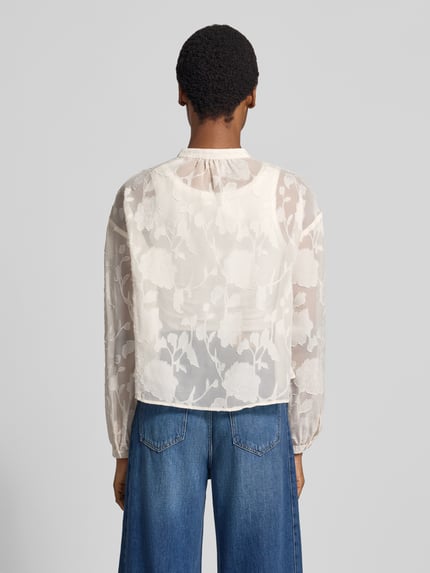 Vrouwenmodel draagt Regular fit blouse met bloemenmotief Model 'Malina' van GUIDO MARIA KRETSCHMER WOMAN, wit, transparant, rugaanzicht. Context: Dames blouse van GUIDO MARIA KRETSCHMER WOMAN, gebloemd design, regular fit, Model 'Malina', ronde hals, met lange mouwen, doorlopende knoopsluiting, ruglengte bij maat 36: 46 cm, mouwlengte bij maat 36: 57 cm.