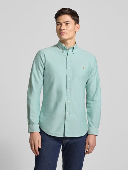 Männermodel trägt Freizeithemd mit Knopfleiste von Polo Ralph Lauren in hellem Mintgrün, Baumwolle, Regular Fit, Nahaufnahme Oberkörper.