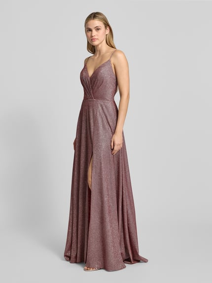 Vrouwenmodel draagt Schimmerndes Abendkleid mit Gehschlitz van Luxuar in A-lijn, maxi, glanzend roze, V-hals, spaghettibandjes, split, volledige lichaamsaanzicht voorkant.