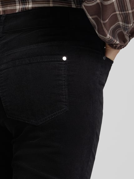 Kobieta modelka nosi spodnie materiałowe 'Slim Fit Stoffhose aus elastischem Baumwoll-Mix' od Christian Berg Woman, czarne, 5 kieszeni, zapięcie na guzik i zamek błyskawiczny, mieszanka bawełny i elastanu, Szerokość w rozmiarze 36/32: 38 cm, Długość wewnętrzna nogawki: 82 cm, krój slim fit, detaliczne zbliżenie tylnej części.