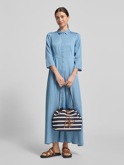 Frauenmodel trägt Beuteltasche aus Baumwoll-Mix von Tommy Hilfiger mit Optik: Allover-Muster, gestreift, Logo-Applikation, Nahaufnahme Oberkörper.
