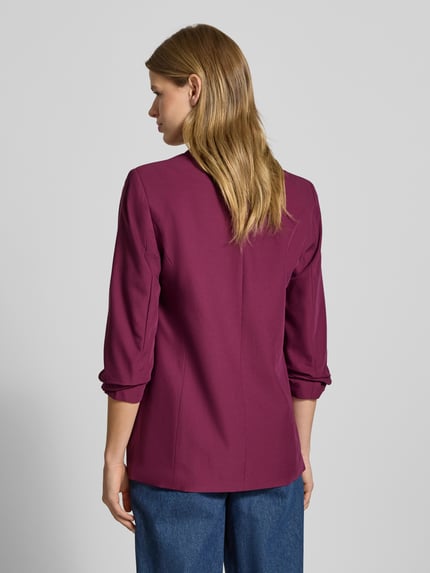 Frauenmodel trägt Regular Fit Longblazer mit Viskose-Anteil Modell 'BOSELLA' von Pieces in Optik: Unifarben, 3/4-Arm, Webstruktur, Ganzkörperansicht Rückansicht.