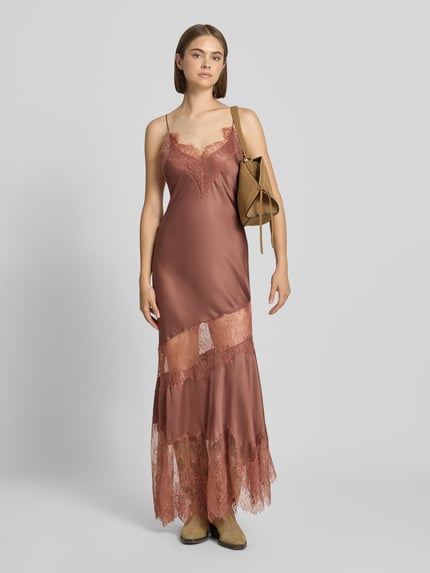 Vrouwenmodel draagt Topshop maxi-jurk met kant, rechte model, satijn, v-hals, spaghettibandjes, rugvetersluiting, Model 'ILISA', Ruglengte maat 36: 109 cm, Borstwijdte maat 36: 28 cm, frontale volledige lichaamsopname.