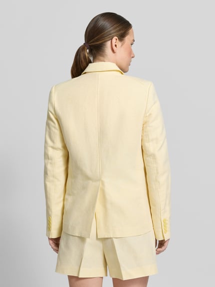 Frauenmodel trägt Blazer aus Leinen-Mix mit Reverskragen und Brusttasche von MICHAEL Michael Kors in Hellgelb, Gerader-Schnitt, Rückenlänge 64 cm, Brustweite 48 cm, Ärmellänge 62 cm, Ganzkörperansicht Rückansicht.