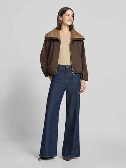 Vrouwenmodel draagt Blouson mit Viskose-Anteil van zero, mix van bruin en beige, wijde pasvorm, zijzakken, kunstbontkraag, geheel van voren, Ganzkörperansicht von vorne
